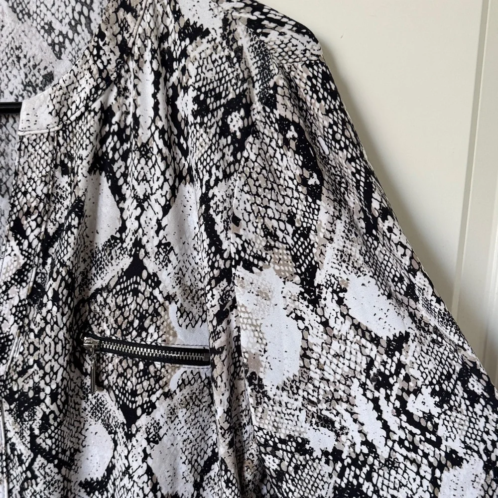 INC International Concepts Women's Monochrome Snake Print Blouse - Picture 5 of 6